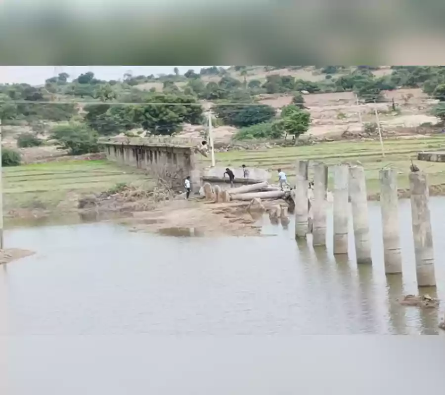 పిడుగుపాటుకు మినీ ఎత్తిపోతల నేలమట్టం