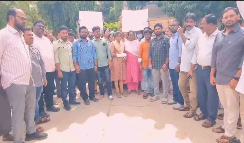 టీడీపీ నాయకుల దౌర్జన్యం.. డాక్టర్‌, వైద్య సిబ్బందిపై దాడి.