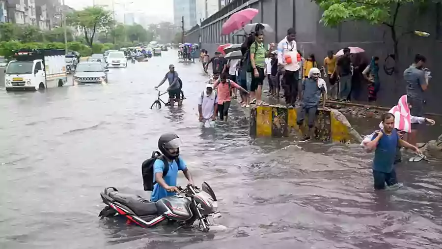 ఏంటీ కుండపోత వర్షం… నగరంలో క్లౌడ్ బరస్ట్ జరుగుతోందా?