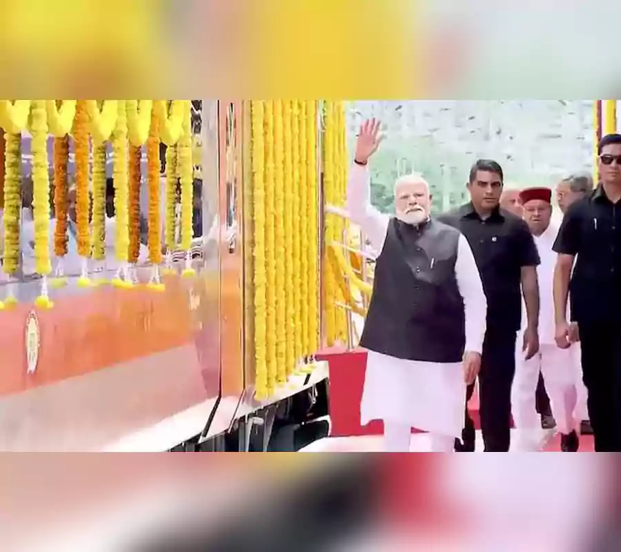 3 వందేభారత్ రైళ్లు ప్రారంభించిన మోదీ