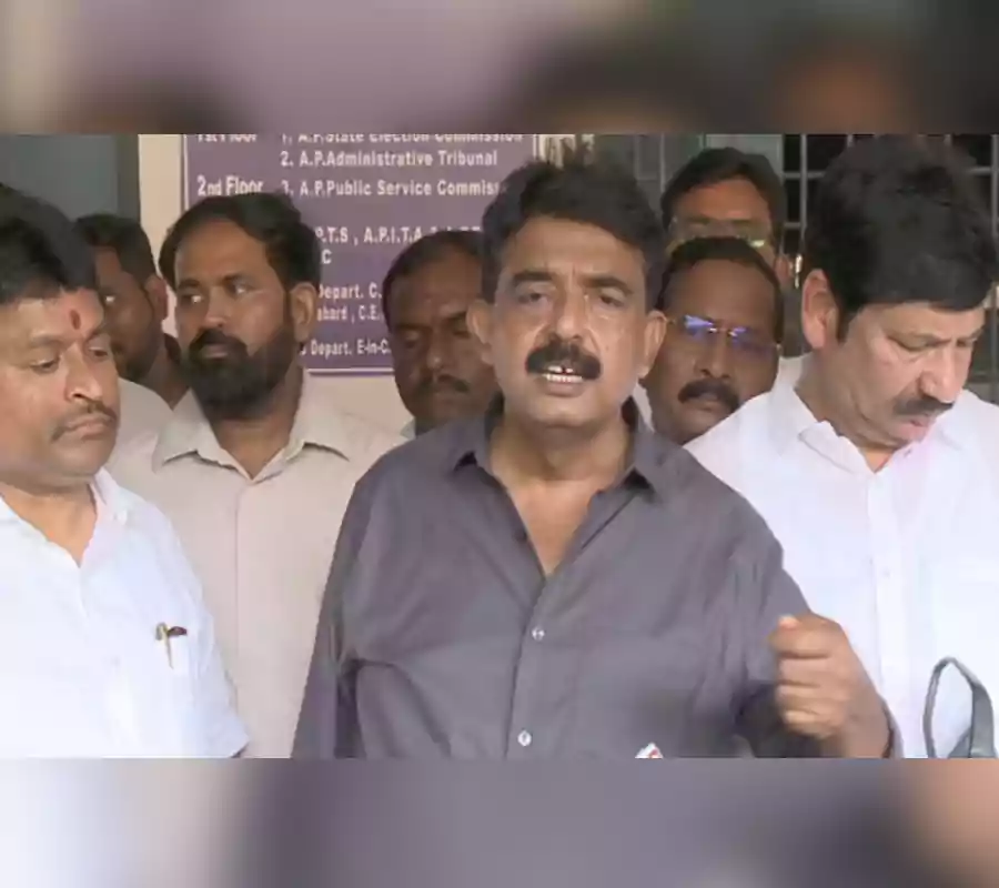 ఓటుకు పది వేలు ఇస్తున్నారు: పేర్ని నాని