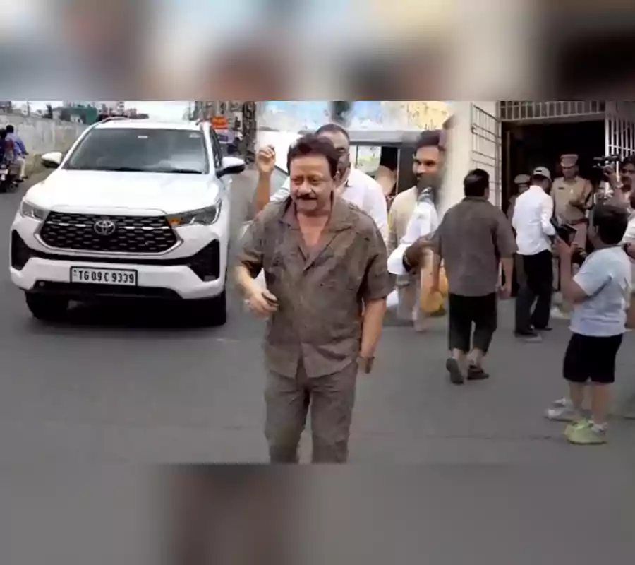 ఒంగోలు రూరల్ పోలీస్ స్టేషన్‌కు దర్శకుడు రామ్‌గోపాల్ వర్మ