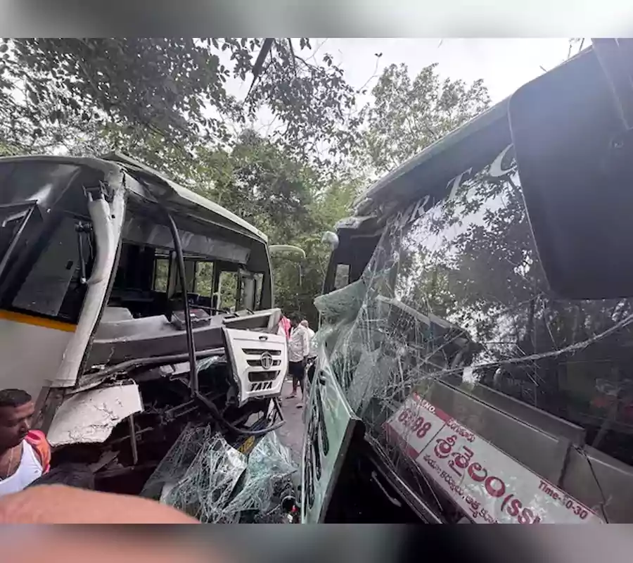 శ్రీశైలంలో ఢీకొన్న రెండు ఆర్టీసీ బస్సులు..