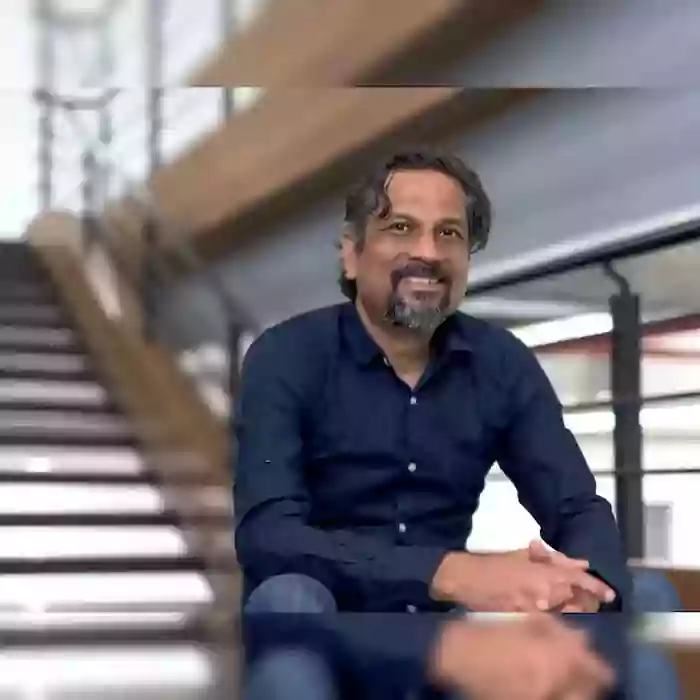 విదేశీ విద్య కోసం భారీగా రుణాలు చేయవద్దు: జోహో వ్యవస్థాపకుడు