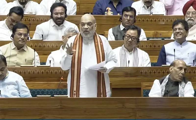 పార్లమెంట్‌లో గందరగోళం.. అమిత్ షా ప్రవేశపెట్టిన కీలక బిల్లు పేపర్లను చించేసిన ప్రతిపక్షాలు