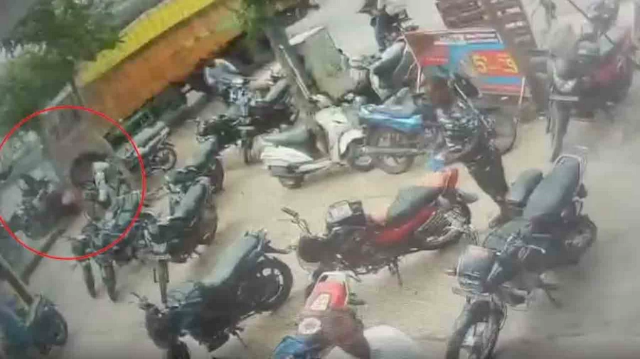 భువనగిరిలో లారీ బీభత్సం.. ఇద్దరు మృతి