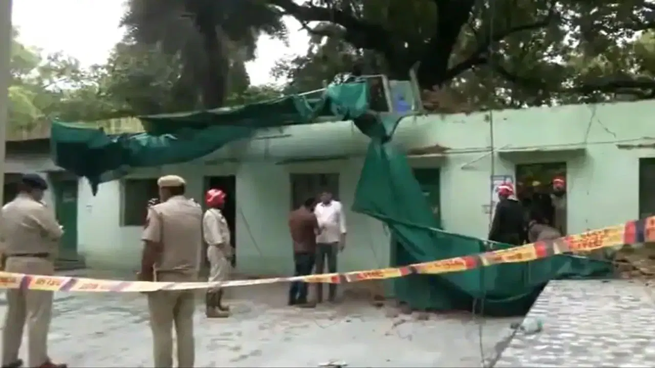 ఢిల్లీలో కుప్పకూలిన హుమాయున్ దర్గా పైకప్పు… 5 మంది మృతి, పలువురికి గాయాలు