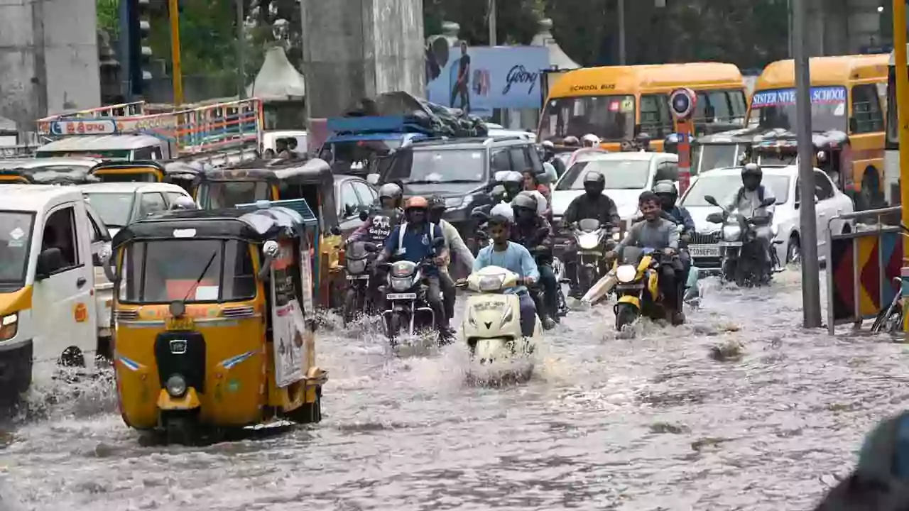 వరుణగండం.. వాళ్లకు వర్క్‌ఫ్రమ్‌ హెమ్‌ ఇవ్వాలని సూచన!