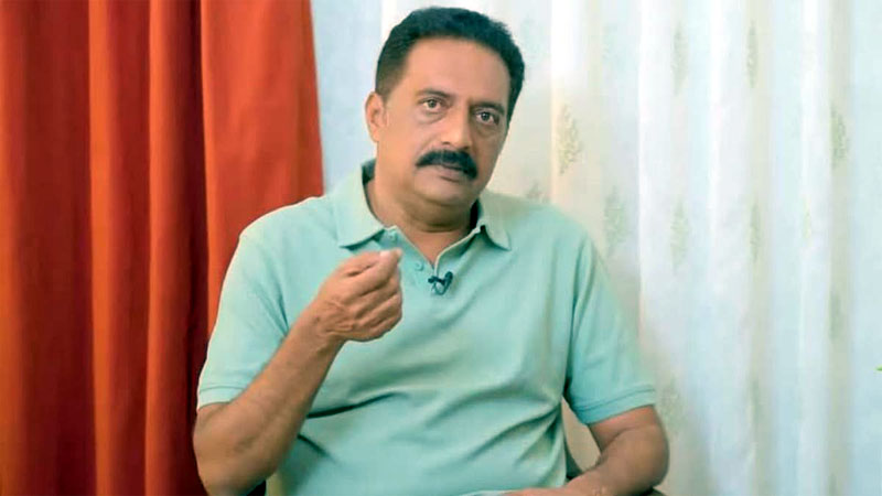 పోలింగ్ బూత్లు డ్రెస్ ఛేంజింగ్ రూమ్స్ కాదు- ప్రకాశ్ రాజ్