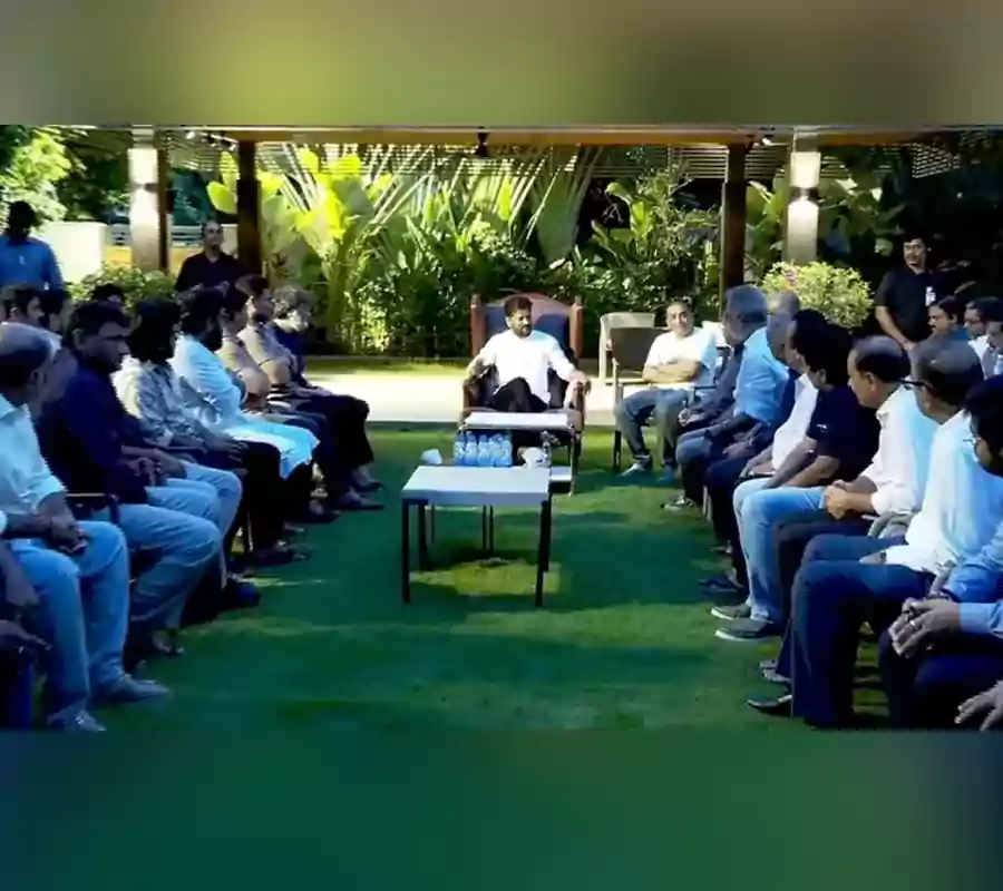  సీఎం రేవంత్ రెడ్డిని కలిసిన సినీ పెద్దలు.. కీలక అంశాలపై చర్చ!