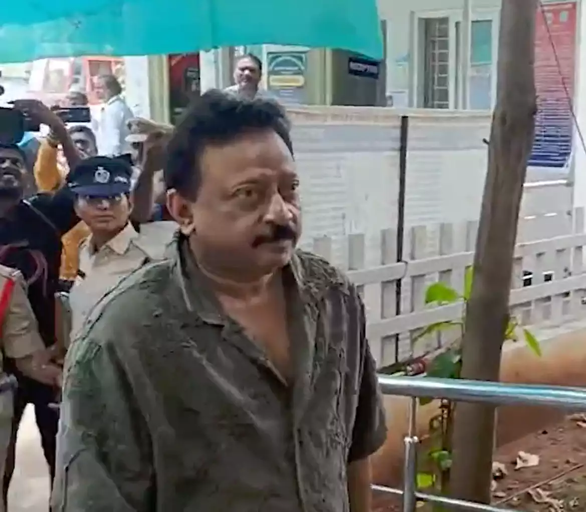 రామ్‌గోపాల్ వర్మ ఫోన్ స్వాధీనం చేసుకున్న పోలీసులు