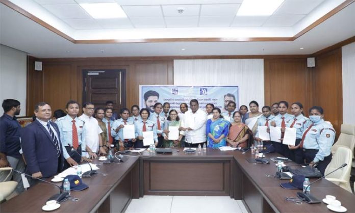 మెట్రోలో ట్రాన్స్‌జెండర్లకు సెక్యూరిటీగా విధులు