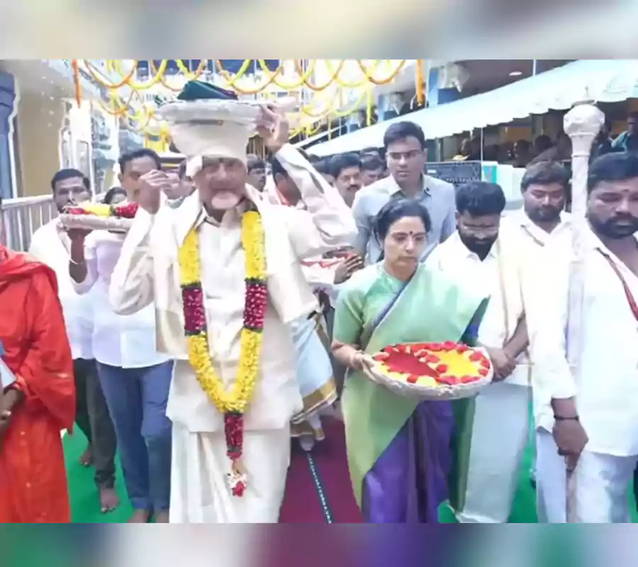 దుర్గమ్మకు పట్టువస్త్రాలు సమర్పించిన సీఎం