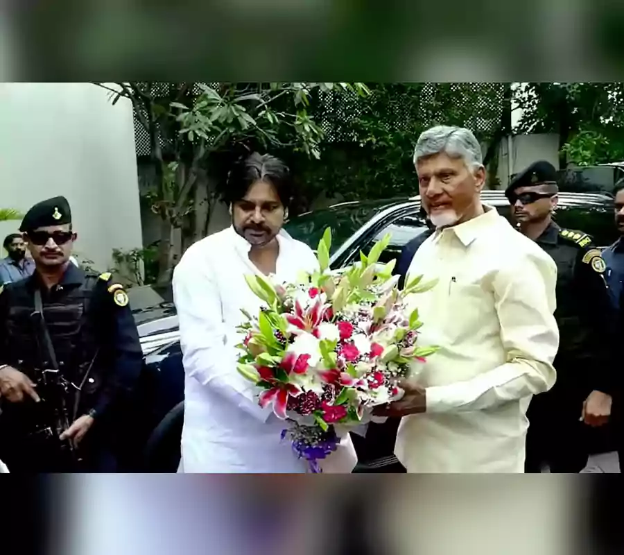 పవన్ కళ్యాణ్ నివాసానికి వెళ్లి పరామర్శించిన ఏపీ సీఎం చంద్రబాబు