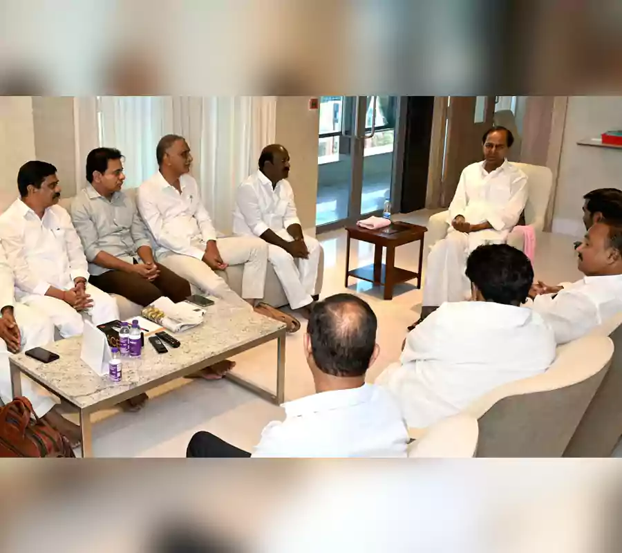 ఫామ్‌హౌస్‌లో కేసీఆర్‌తో హరీష్ రావు సమావేశం