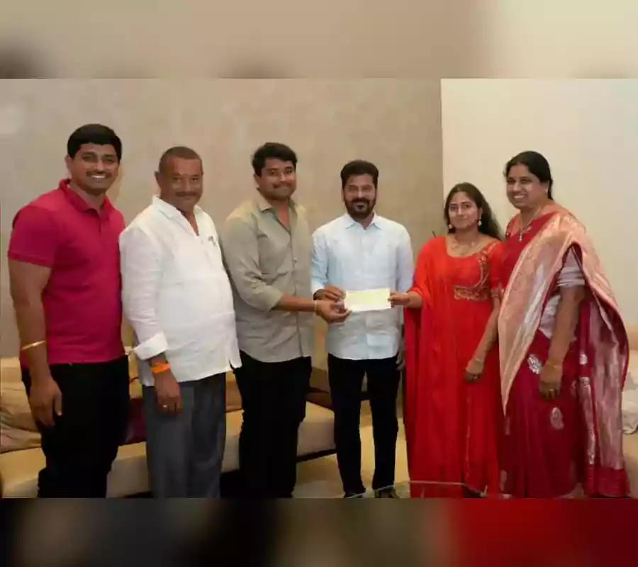 కొడుకు వివాహ రిసెప్షన్ డబ్బు రైతులకు ఇచ్చిన కాంగ్రెస్ ఎమ్మెల్యే…