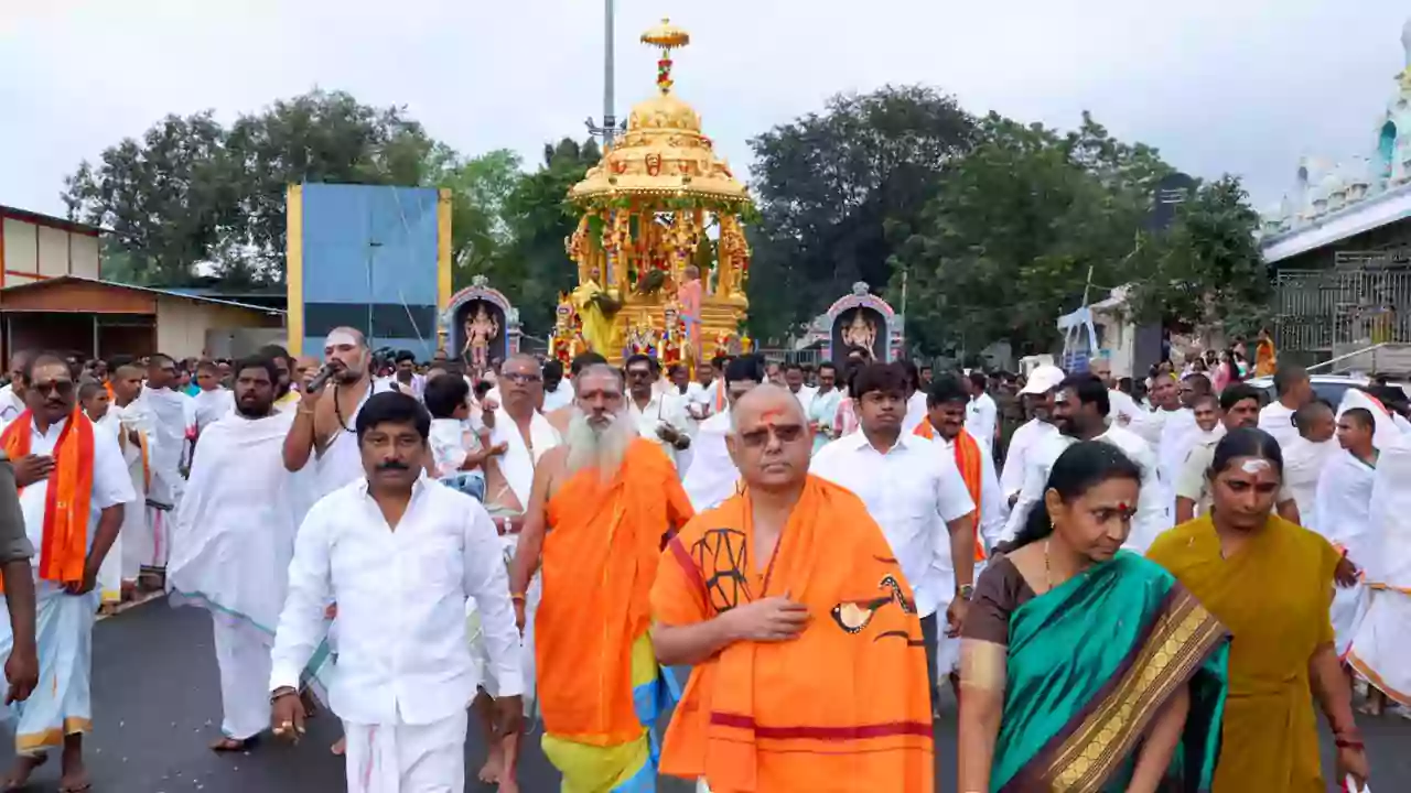 శ్రీ‌శైలంలో వైభ‌వంగా స్వ‌ర్ణ ర‌థోత్స‌వం..