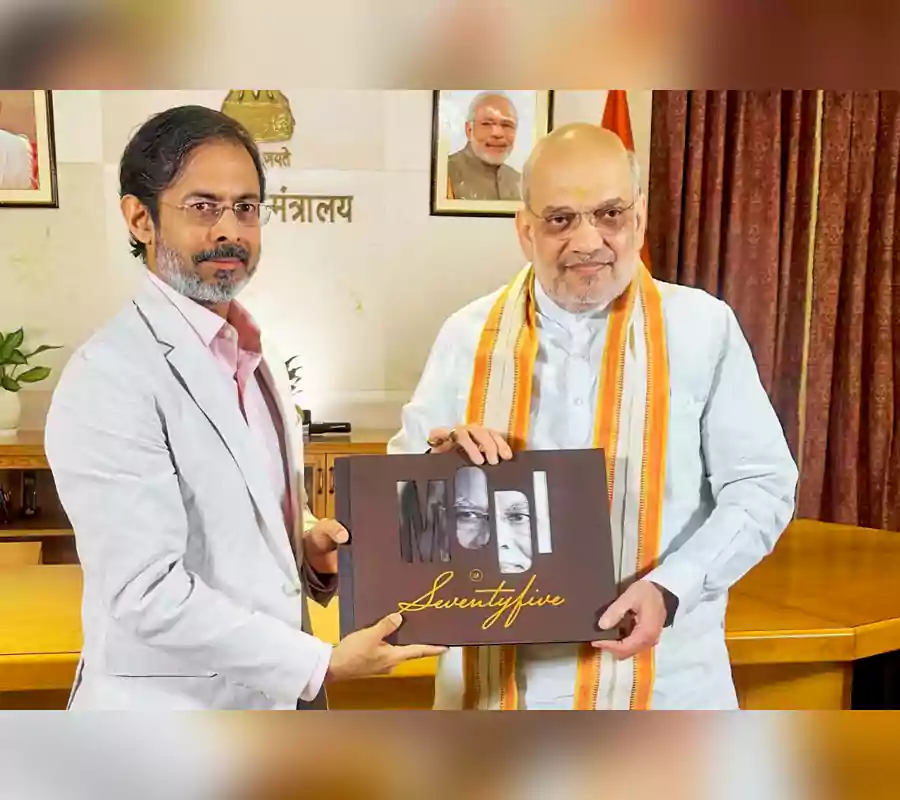 కేంద్ర హోం మంత్రి అమిత్ షాకు మోదీ@75 పుస్తకం బహూకరణ