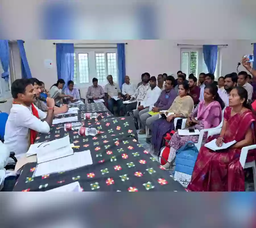 మాకు న్యాయం చేయండి సారూ.. ఎమ్మెల్యే కు భూ బాధితుల వేడుకోలు
