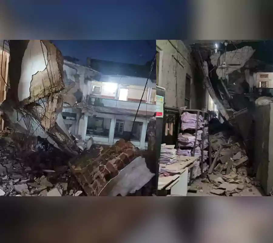 కుప్ప‌కూలిన పాత క‌లెక్ట‌రేట్ భ‌వ‌నం