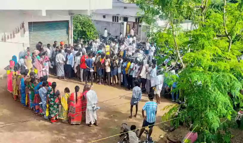 తిండి తిప్పలు మానేసి.. యూరియా కోసం రైతుల పడిగాపులు