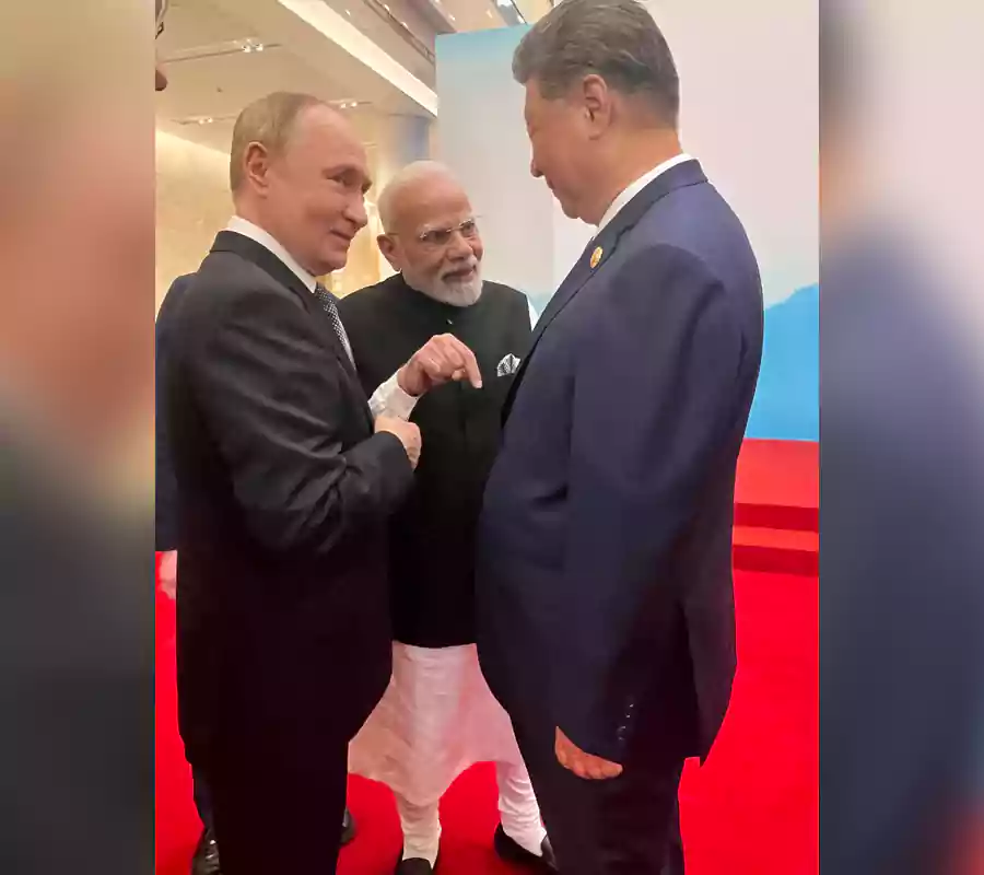 చైనా శిఖరాగ్ర సదస్సులో.. ముగ్గురు దేశాధినేతల బిగ్‌ షేక్‌హ్యాండ్‌