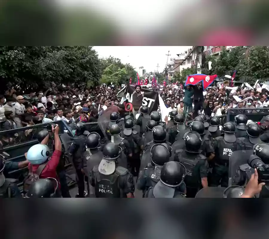 కొంప ముంచిన సోషల్ మీడియా బ్యాన్