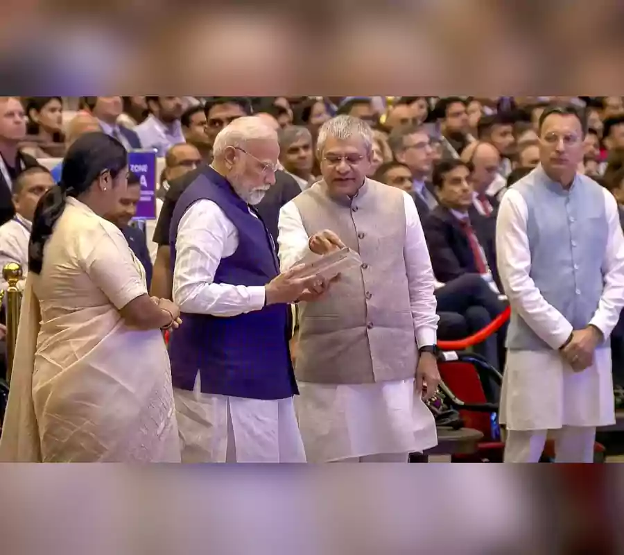 చారిత్రాత్మక క్షణం..! తొలి ‘మేడ్ ఇన్ ఇండియా’ చిప్ అందుకున్న ప్రధాని మోదీ
