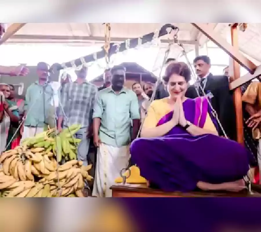 వయనాడ్‌లో ప్రియాంక గాంధీ తులాభారంతో అరటి పండ్ల సమర్పణ
