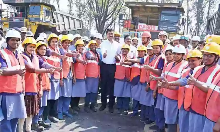 సింగరేణి ఓపెన్ మైన్స్‌లో మహిళా ఆపరేటర్లు