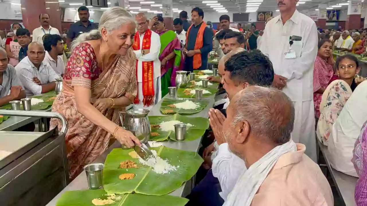 తిరుమలలో అన్నప్రసాదం వడ్డించిన కేంద్రమంత్రి నిర్మలా సీతారామన్‌