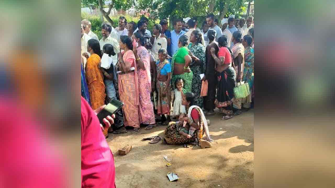 మ‌హిళా రైతుల యూరియా తిప్ప‌లు.. ఇదిగో జ‌ర చూడండి సీఎం గారు..
