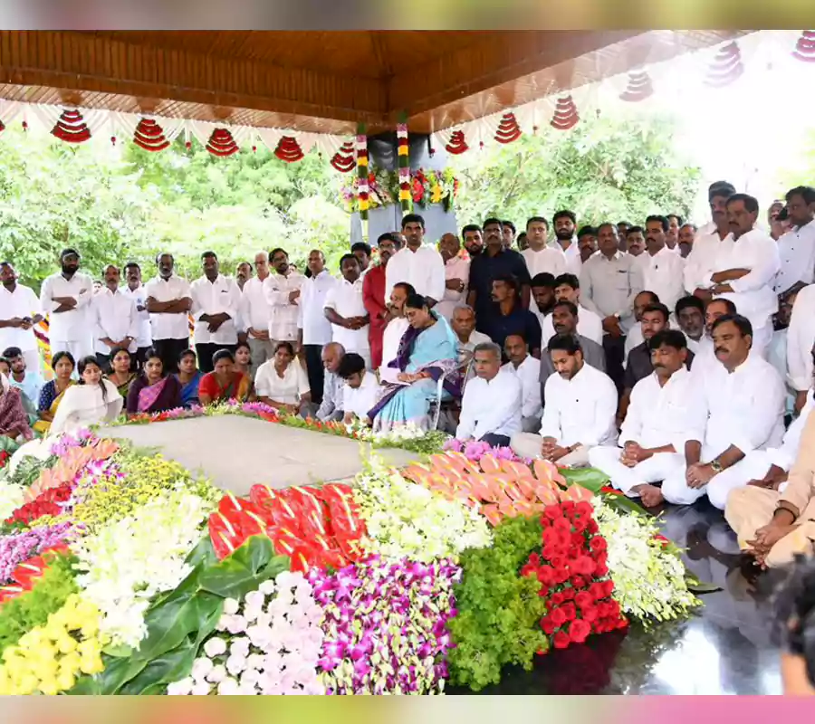 ఇడుపులపాయలో వైఎస్ఆర్ కు ఘన నివాళి