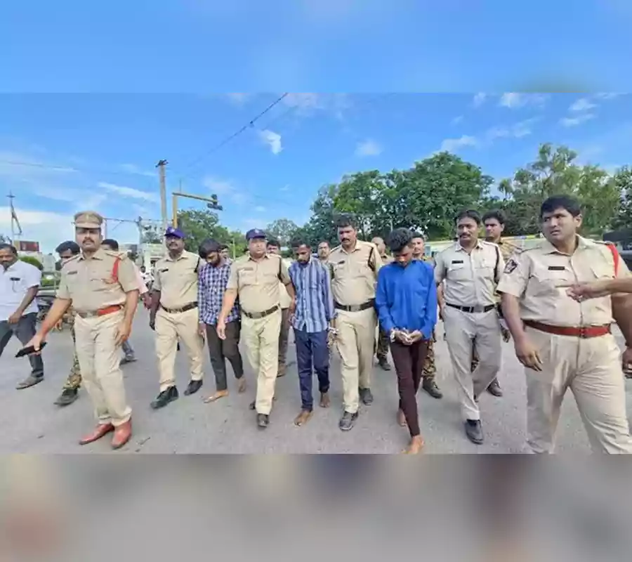అత్యాచార నిందితులను నడి రోడ్డుపై లాక్కెళ్లిన పోలీసులు