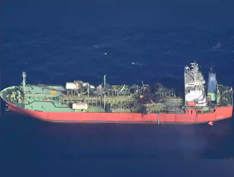 సముద్ర తీరంలో కాలిబూడిదైన నౌక.. 23 మంది భారతీయులు సేఫ్