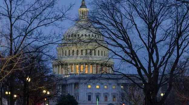 వైట్ హౌస్ నుంచి వేలాది మంది ఉద్యోగులు తొలగింపు..!