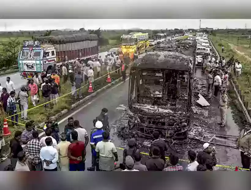 కర్నూలు బస్సు ప్రమాదంలో 18 మంది మృతదేహాలు అప్పగింత