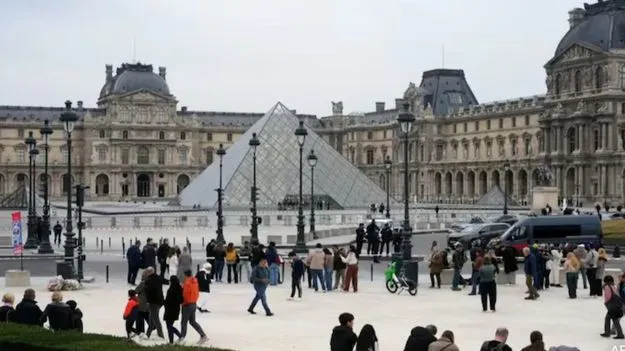 ప్రపంచ ప్రఖ్యాత లౌవ్రే మ్యూజియంలో చోరీ..