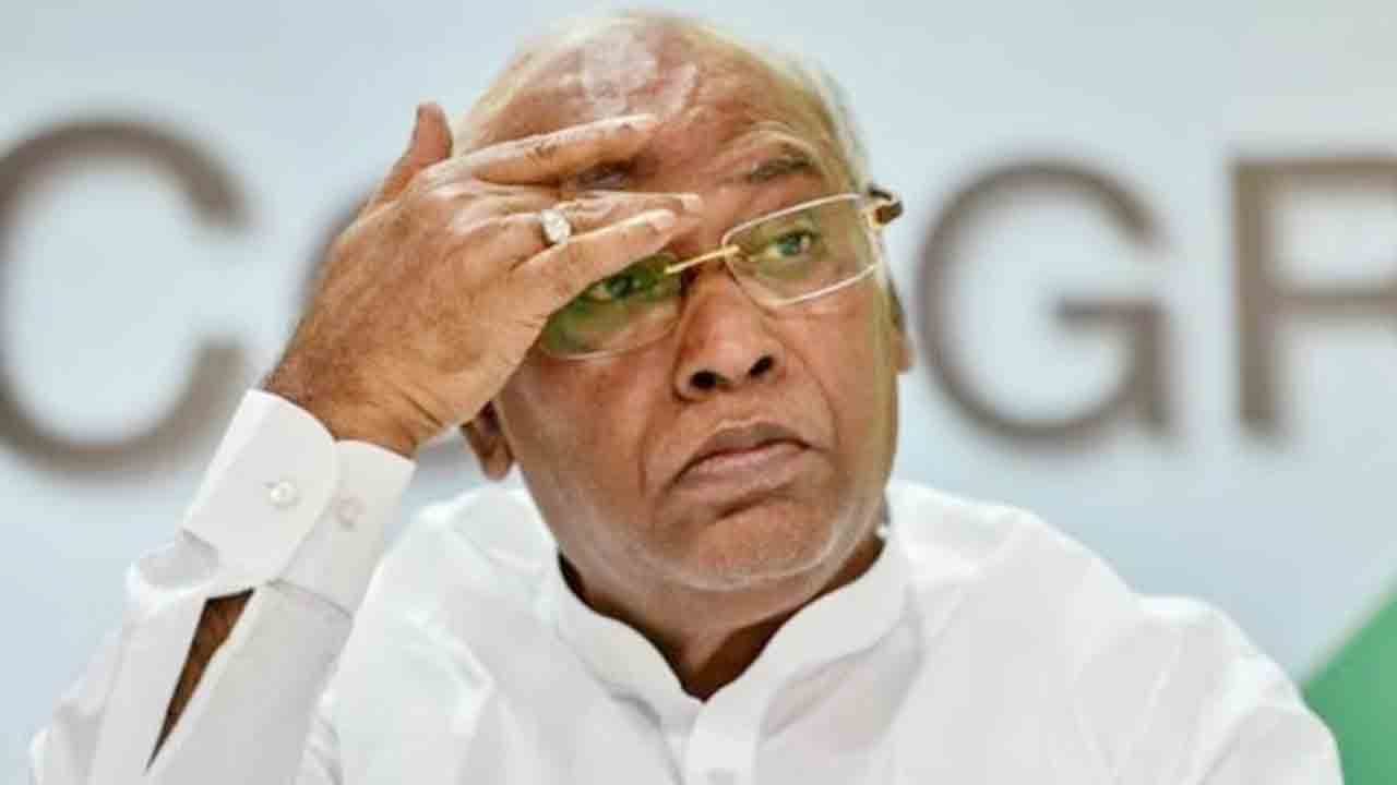 తెలంగాణలో కాంగ్రెస్ మళ్లీ అధికారంలోకి రావడం అసంభవం.. బాంబు పేల్చిన ఖర్గే