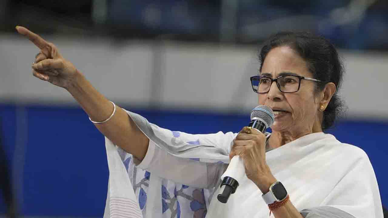 అమిత్‌ షా ప్రధానిగా వ్యవహరిస్తున్నారు.. మోదీ జాగ్రత్తగా ఉండాలి: మమతా బెనర్జీ