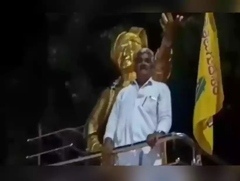 NTR విగ్రహానికి తల బాదుకుని టీడీపీ సీనియ‌ర్ కార్య‌క‌ర్త‌ కన్నీళ్లు..