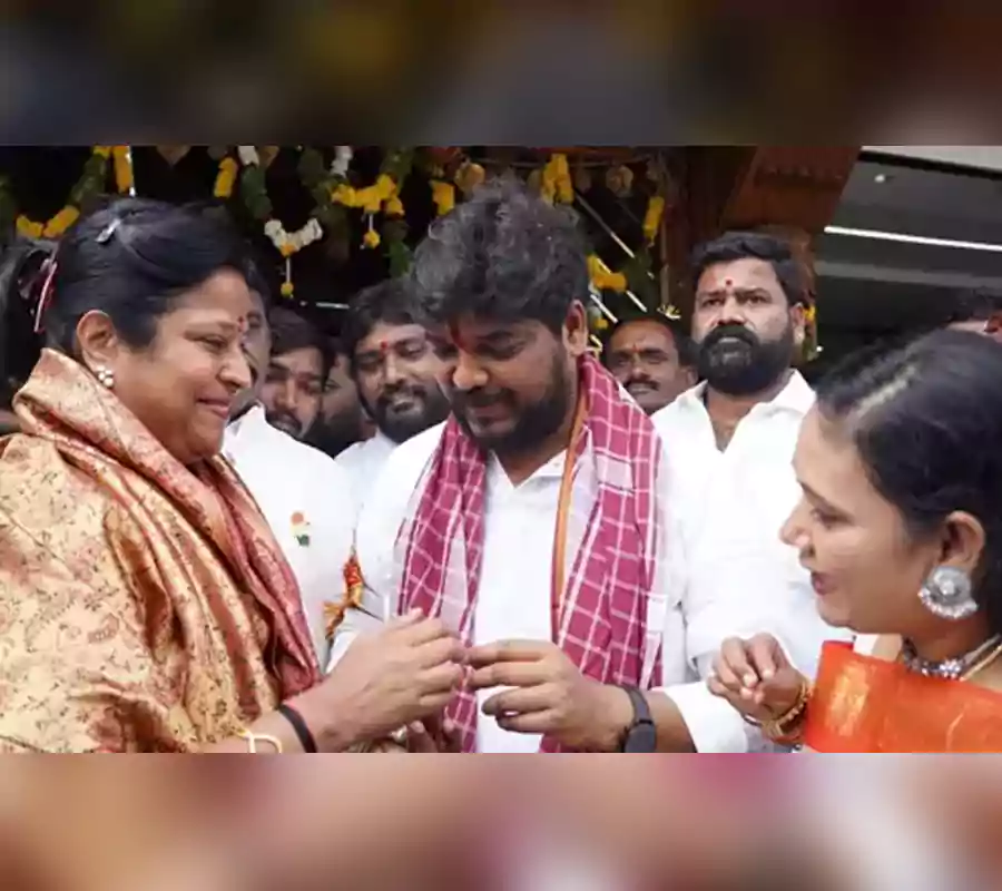 హైదరాబాద్ ట్రాఫిక్ నిలిపిన పోలీసులు