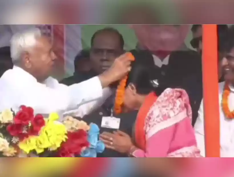 మహిళ మెడలో పూలమాల – ఆరోగ్యం బాగుందా? అని తేజస్వీ కామెంట్​