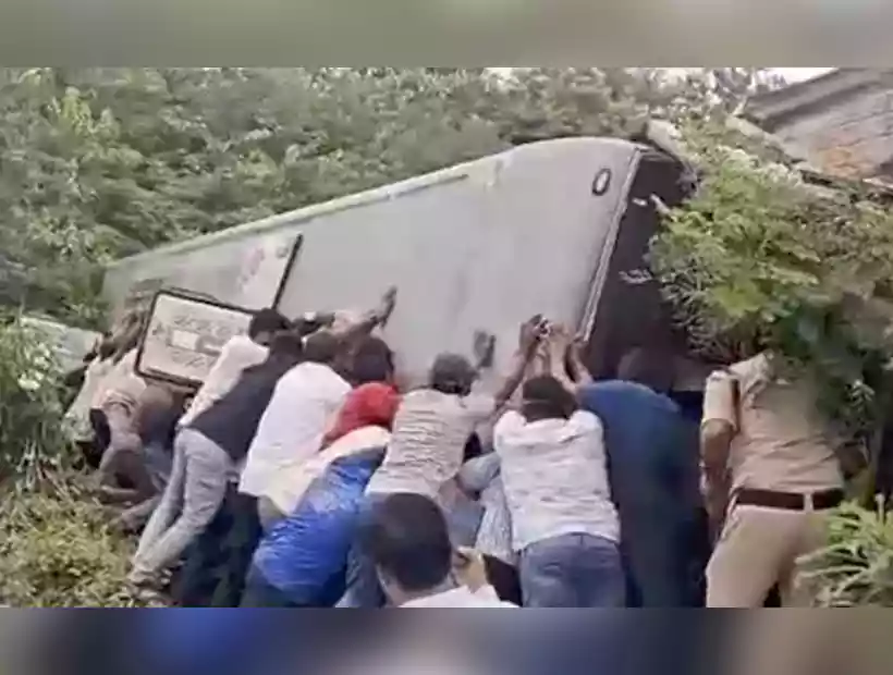 ఒఆర్ఆర్పై ప్రైవేటు ట్రావెల్స్ బస్సు బోల్తా