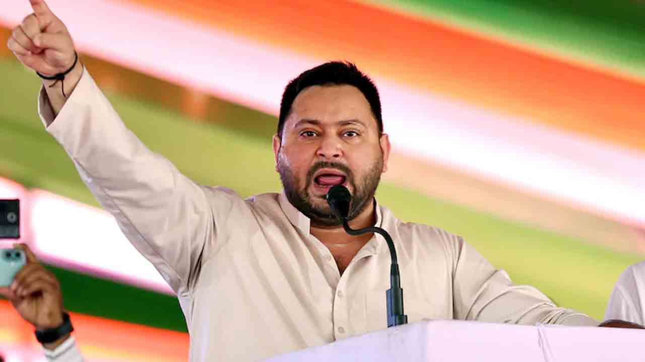 ఆర్జేడీని గెలిపిస్తే ఇంటికో ఉద్యోగం.. బీహారీలకు తేజస్వియాదవ్‌ హామీ