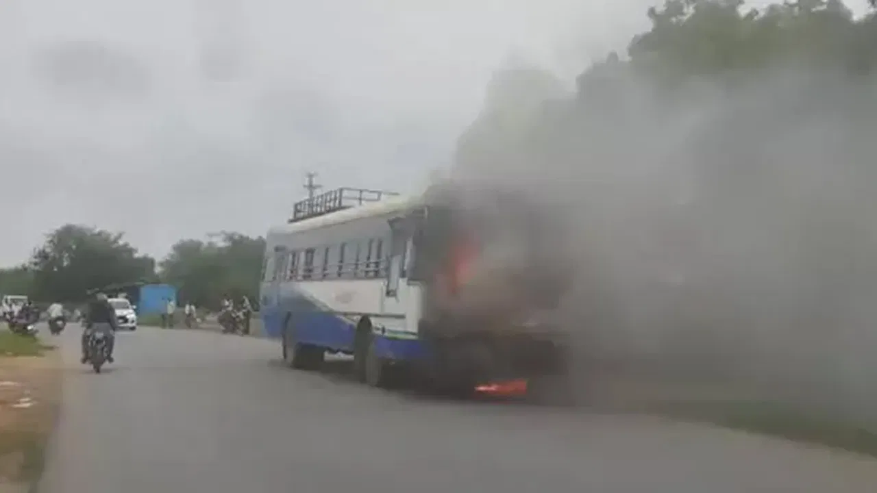 నందిగామ వద్ద కలకలం.. ఆర్టీసీ బస్సు ఇంజిన్‌లో పొగలు…