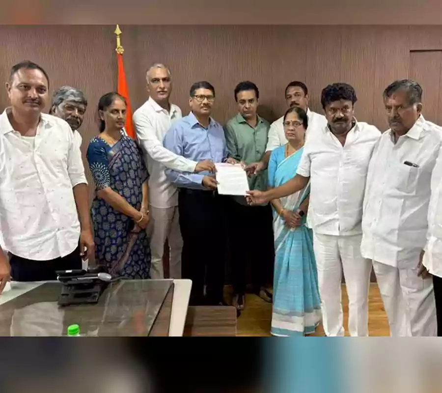 ఆర్టీసీ ఎండీని కలిసిన కేటీఆర్‌ బృందం.. బస్‌ చార్జీలు తగ్గించాలని డిమాండ్‌