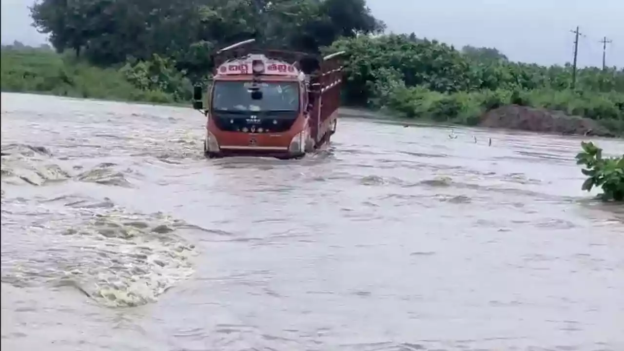 నిమ్మవాగులో కొట్టుకుపోయిన డీసీఎం ..డ్రైవర్ గల్లంతు