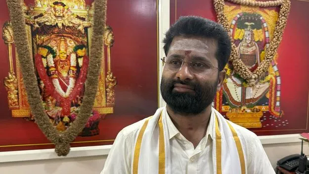 తొలిరోజే ఇంద్రకీలాద్రిపై ప్రోటోకాల్ వివాదం..