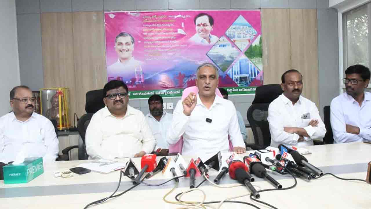 రేవంత్ ప్రభుత్వానికి కాంట్రాక్టర్ల మీద ఉన్న శ్రద్ధ ప్రభుత్వ ఉద్యోగులపై లేదు : హ‌రీశ్‌రావు